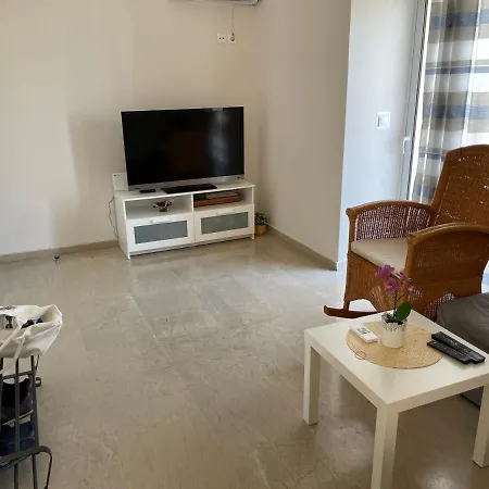 Loutraki Central Apartment ルートラキ